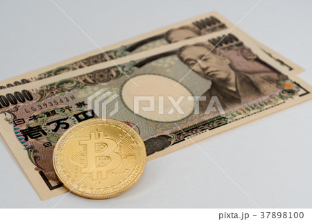 仮想通貨・ビットコインと現金のイメージ 仮想通貨・ビットコインと現金のイメージ 37898100