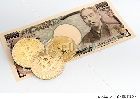 仮想通貨・ビットコインと現金のイメージ 仮想通貨・ビットコインと現金のイメージ 37898107