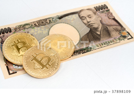 仮想通貨・ビットコインと現金のイメージ 仮想通貨・ビットコインと現金のイメージ 37898109