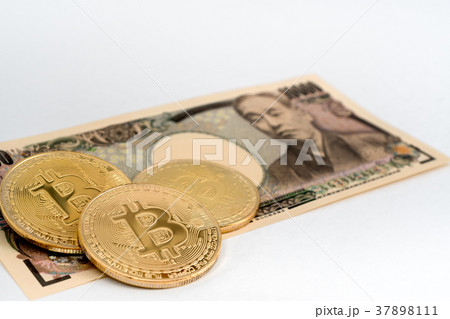 仮想通貨・ビットコインと現金のイメージ 37898111