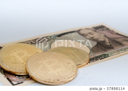 仮想通貨・ビットコインと現金のイメージ 仮想通貨・ビットコインと現金のイメージ 37898114