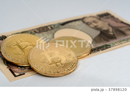 仮想通貨・ビットコインと現金のイメージ 仮想通貨・ビットコインと現金のイメージ 37898120