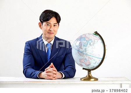 地球儀 男性 会社員 37898402