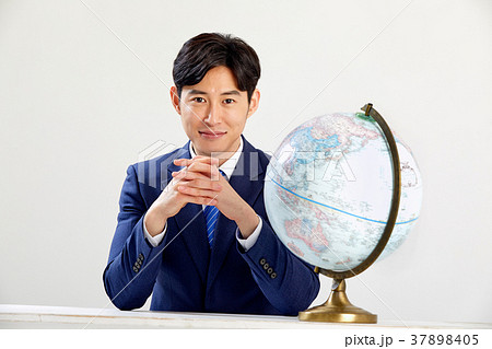 地球儀 男性 会社員 37898405