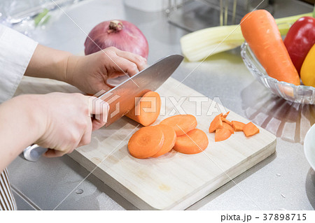 野菜を切る女性の手の写真素材