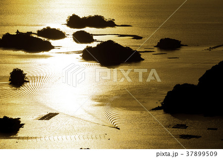 息をのむ美しさ 夕陽輝く長崎の九十九島 石岳展望台 の写真素材