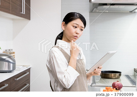 タブレットPCで献立を考える若い女性 37900099