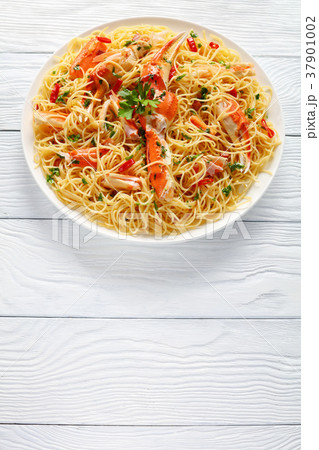 spaghetti with cracked Crab legs, top view 37901002