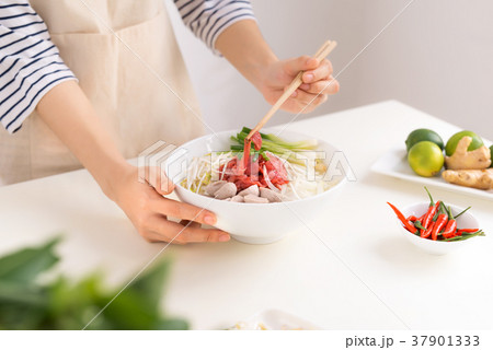 Female chef prepare traditional Vietnamese Pho bo  37901333
