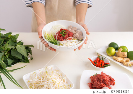 Female chef prepare traditional Vietnamese Pho bo  37901334
