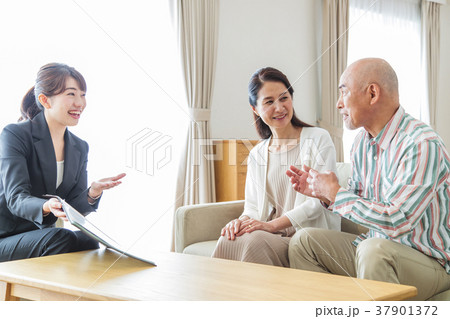 夫婦　ミドル　カップル　金融　保険　不動産　ビジネス　女性 37901372