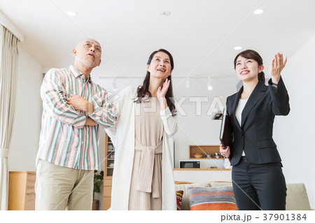 不動産　夫婦　カップル　住まい探し　建築　建設　ビジネス　女性 37901384