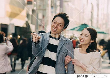 銀座を歩く若い日本人夫婦　笑顔 37902079