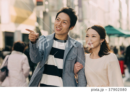 銀座　デート　若いカップル　日本人 37902080