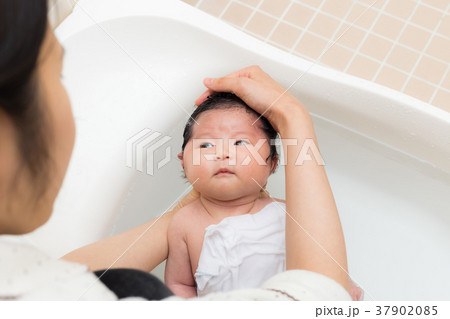 新生児　赤ちゃん　沐浴 37902085