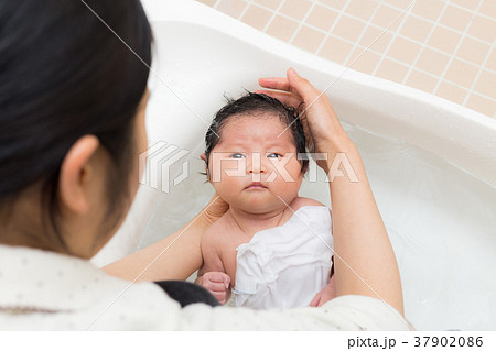 新生児　赤ちゃん　沐浴 37902086
