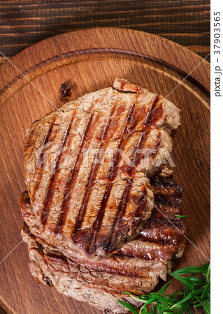 Succulent portions of grilled fillet mignon Succulent portions of grilled fillet mignon 37903565