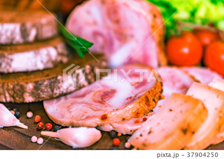 Sliced turkey roll, peppercorn and vegetables Sliced turkey roll, peppercorn and vegetables 37904250