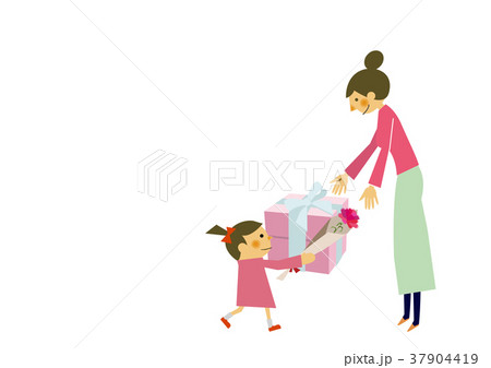 プレゼントを贈る子供と母親。母の日のイメージ。 37904419