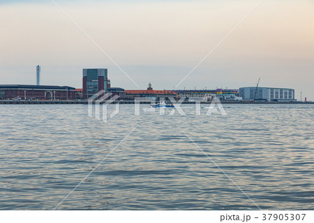 神戸市の人工島、ポートアイランドの風景。 神戸市の人工島、ポートアイランドの風景。 37905307
