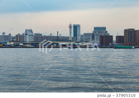 神戸市の人工島、ポートアイランドの風景。 37905310