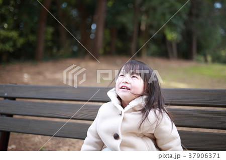 ダッフルコート (アウター 冬 ポートレート 上着 人物 日本人 乳幼児 コピースペース 子供) 37906371