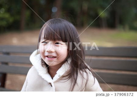 ダッフルコート (アウター 冬 ポートレート 上着 人物 日本人 乳幼児 コピースペース 子供) 37906372