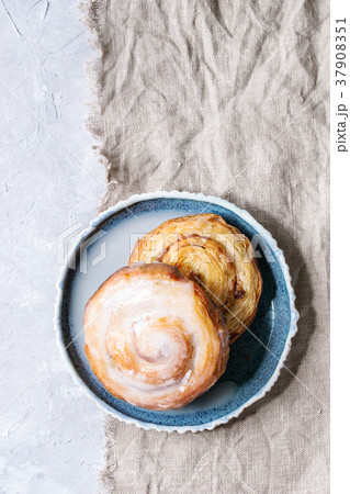 Puff pastry cinnamon rolls 37908351