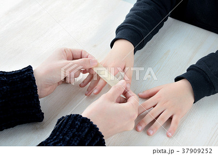 絆創膏を貼ります 絆創膏を貼ります 37909252