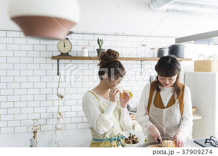 料理を楽しむ女友達 料理を楽しむ女友達 37909274