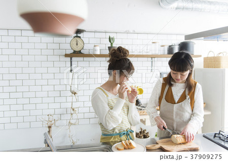 料理を楽しむ女友達 料理を楽しむ女友達 37909275