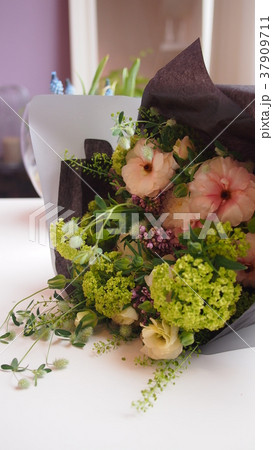 プレゼント 花束を君に ラナンキュラスとビバーナム ライラックのブーケの写真素材