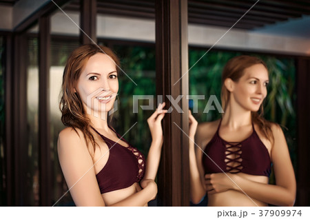 Beautiful woman with wet hair on tropical resort 37909974