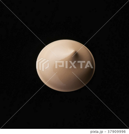リキッドファンデーションのクローズアップ　黒背景 37909996