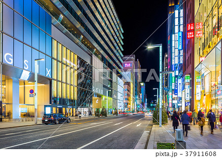 東京 銀座 中央通りの夜景 銀座六丁目 の写真素材