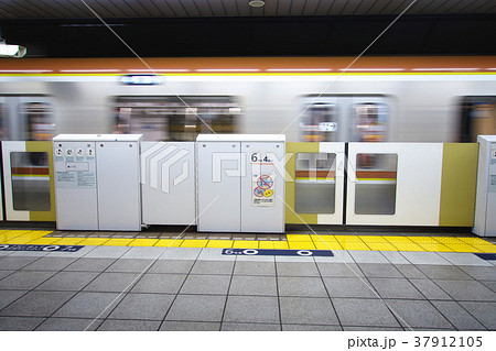 有楽町線のホームドア 37912105