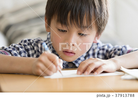 小学生 勉強 真剣 小学生 勉強 真剣 37913788