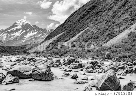 【モノクロ】マウントクック国立公園のフッカーバレートラック 37915503