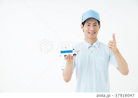 宅配便の男性作業員 宅配便の男性作業員 37916047