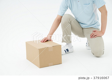 宅配便の男性作業員 37916067