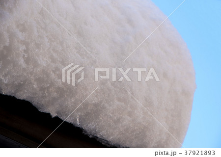 都会の大雪　屋根の雪庇　さいたま市　西区 37921893