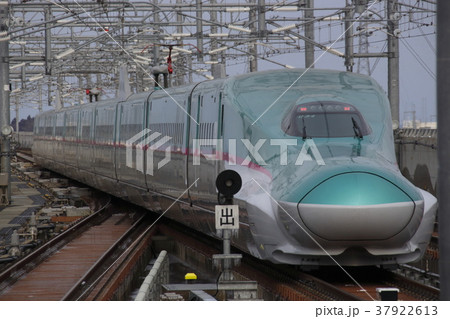 新青森を出発する東北新幹線E5系 37922613