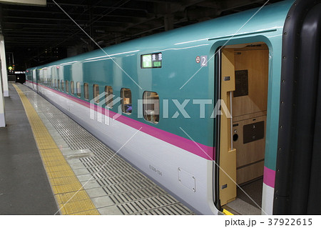 大宮駅に停車中の東北新幹線E5系 大宮駅に停車中の東北新幹線E5系 37922615