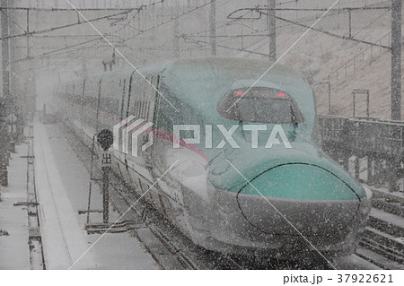 吹雪く二戸駅を出発する東北新幹線E5系 37922621