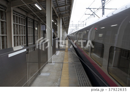 くりこま高原駅に停車中のE2系新幹線やまびこ号 37922635