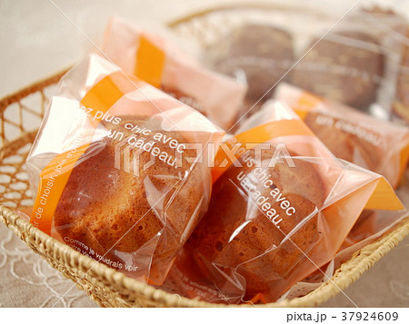 焼き菓子カゴ盛り　（横位置） 37924609