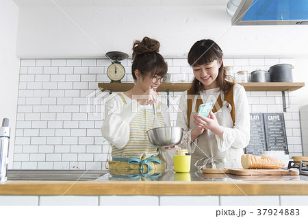 料理をする女性たち 料理をする女性たち 37924883