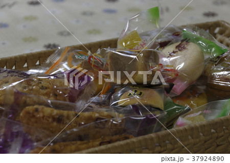 せんべい菓子の山 37924890