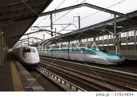 古川駅に停車中の東北新幹線 37924894