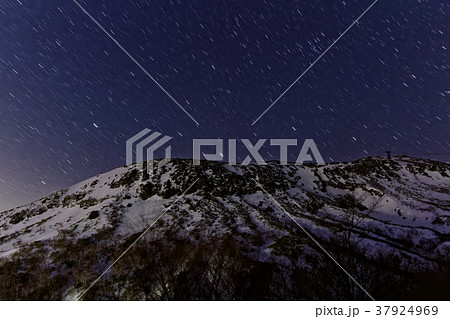 残雪の那須・茶臼岳と星空 37924969